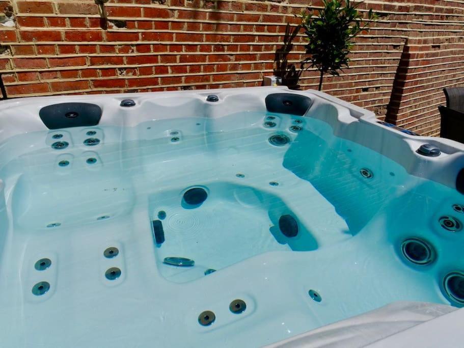 Huge Luxury 8 Bed Manor House Hot Tub Pool Table Villa Saffron Walden Exterior photo