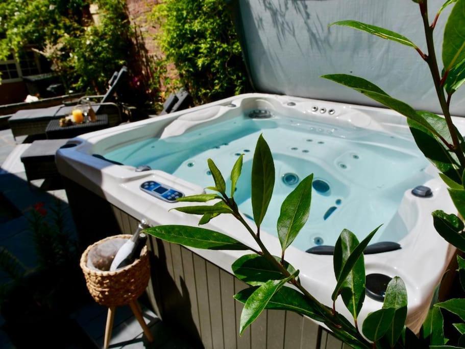 Huge Luxury 8 Bed Manor House Hot Tub Pool Table Villa Saffron Walden Exterior photo