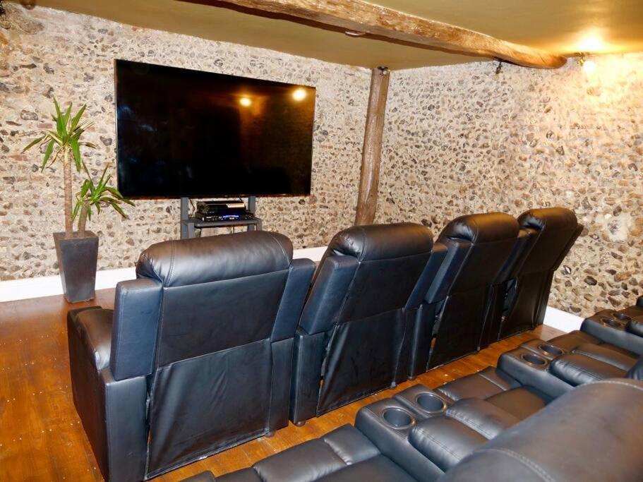 Huge Luxury 8 Bed Manor House Hot Tub Pool Table Villa Saffron Walden Exterior photo