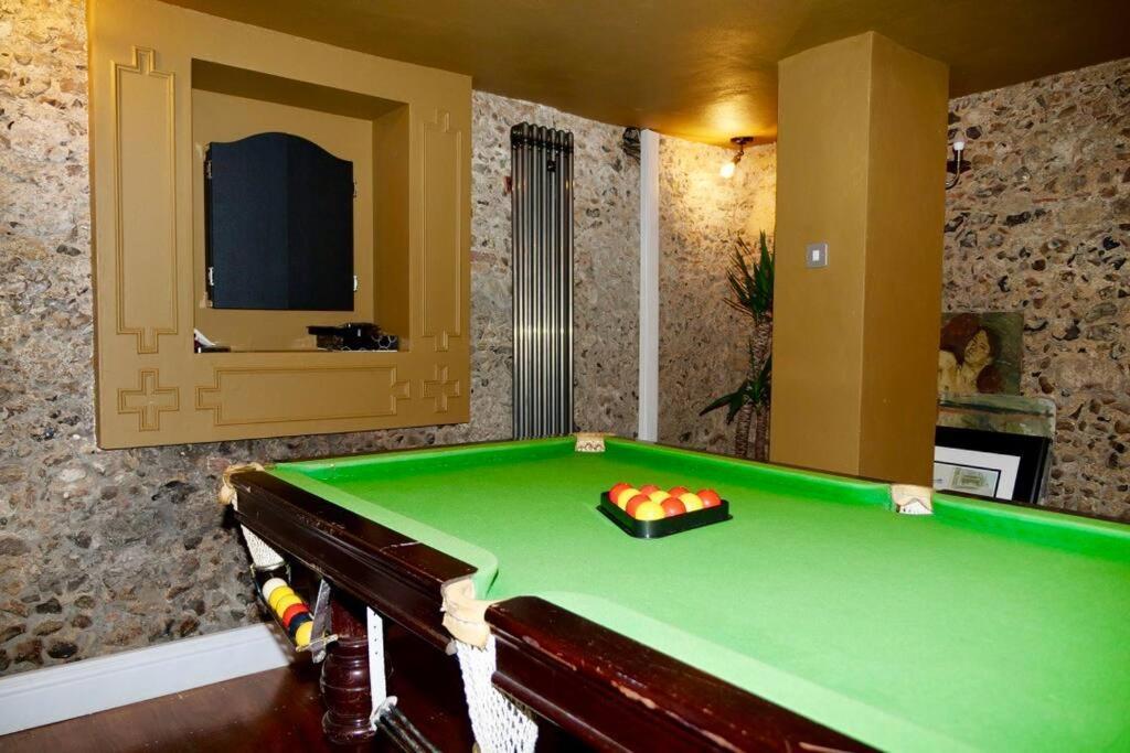 Huge Luxury 8 Bed Manor House Hot Tub Pool Table Villa Saffron Walden Exterior photo